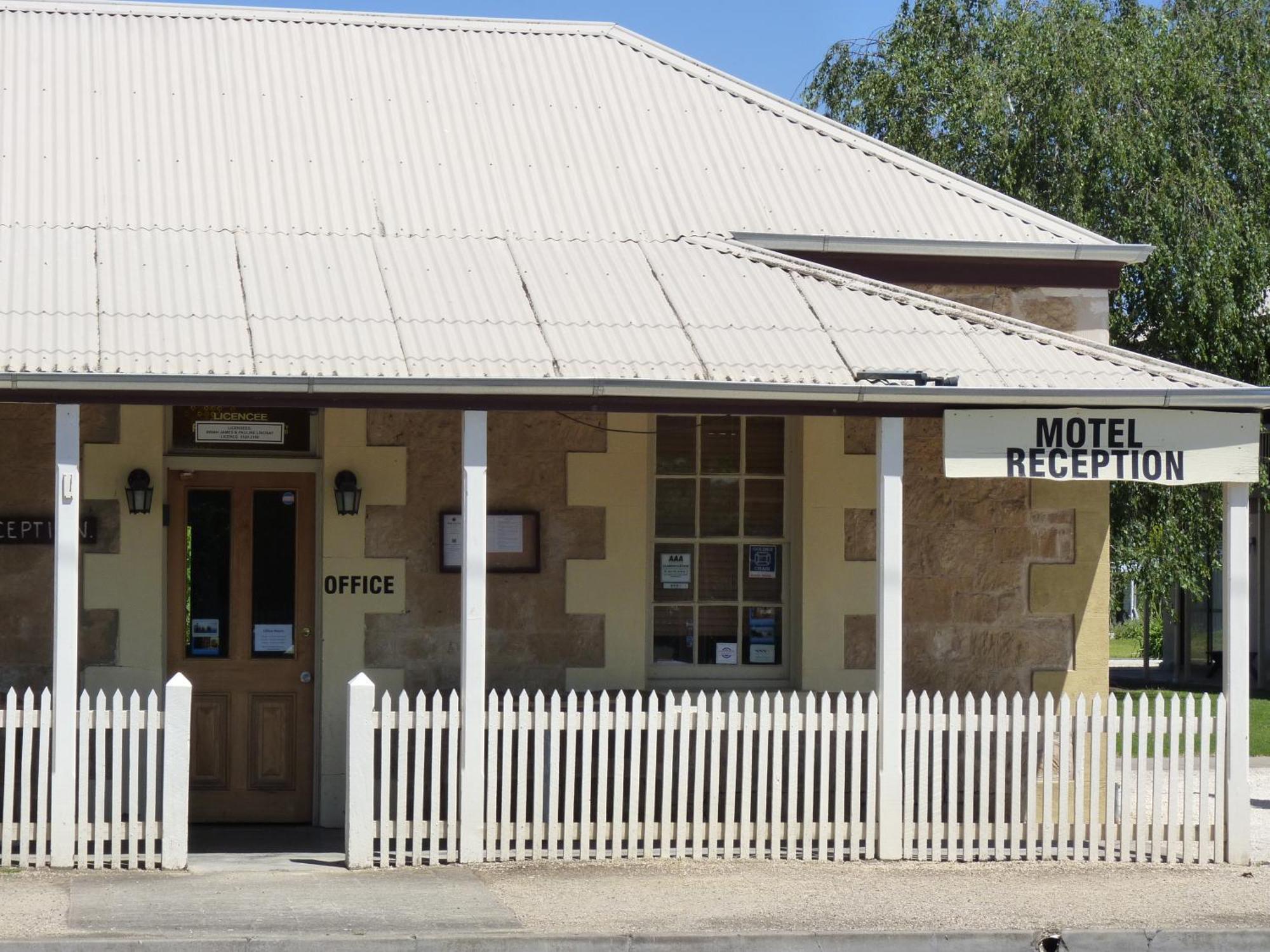 Coonawarra Motor Lodge Penola Exterior photo
